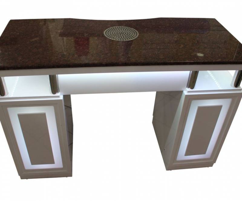 Table rouge élégante et moderne